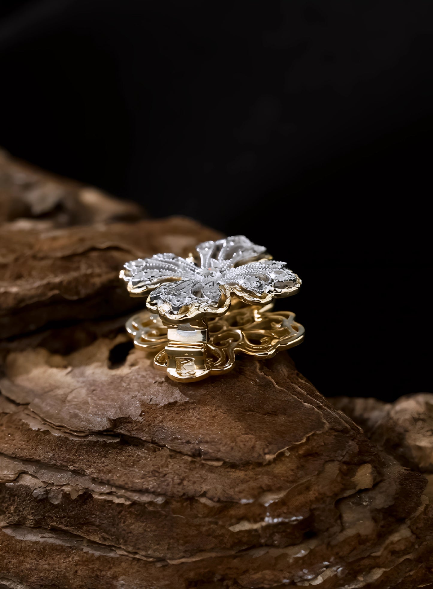 18K Gold Diamond Four-Leaf Lucky Clover Elegant Clasp Pendant