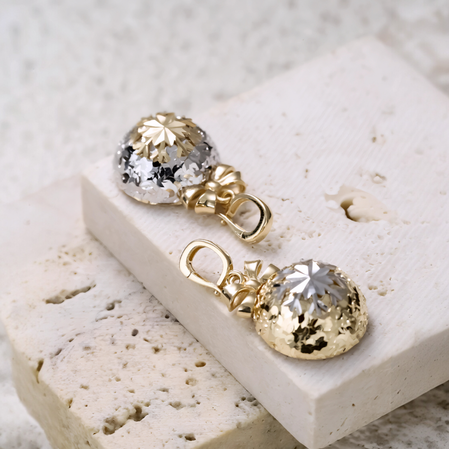 18K Gold Round Bow Bowtie Ice-Crush Snowflake Design Holiday Gift Elegant Pendant