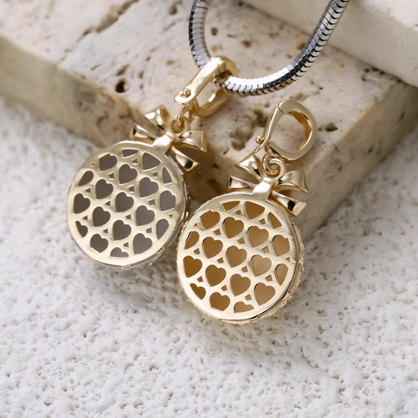 18K Gold Round Bow Bowtie Ice-Crush Snowflake Design Holiday Gift Elegant Pendant