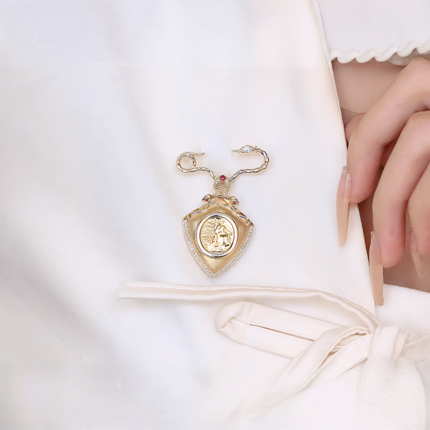 18K Gold Diamond Snake Shaped Brooch Pin Elegant Gift