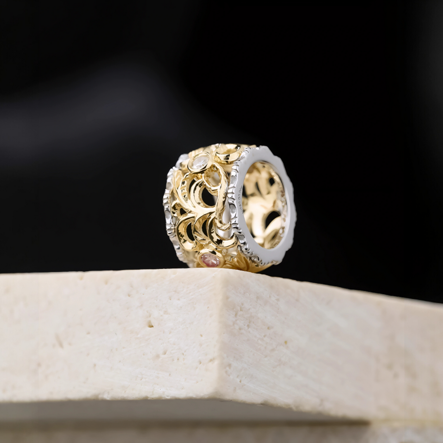 18K Gold Round Elegant Diamond Carving Ring Pendant