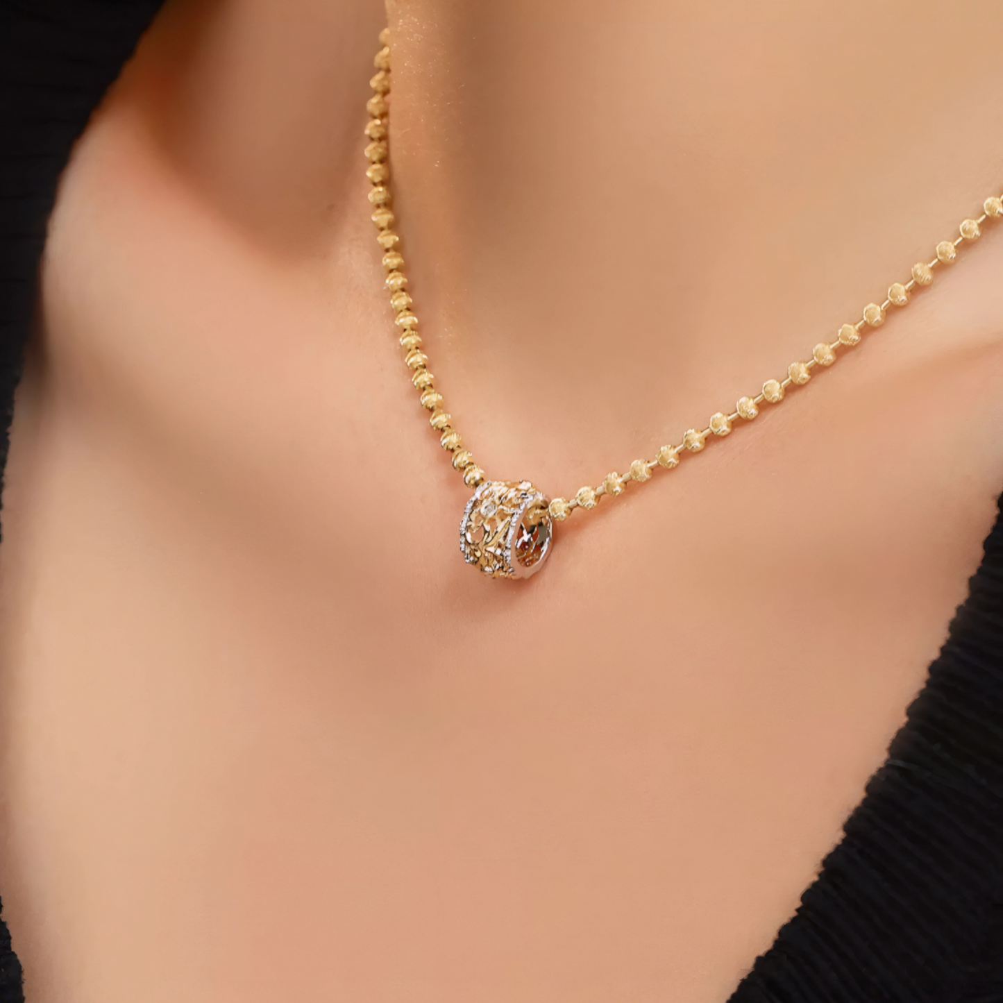 18K Gold Round Elegant Diamond Carving Ring Pendant