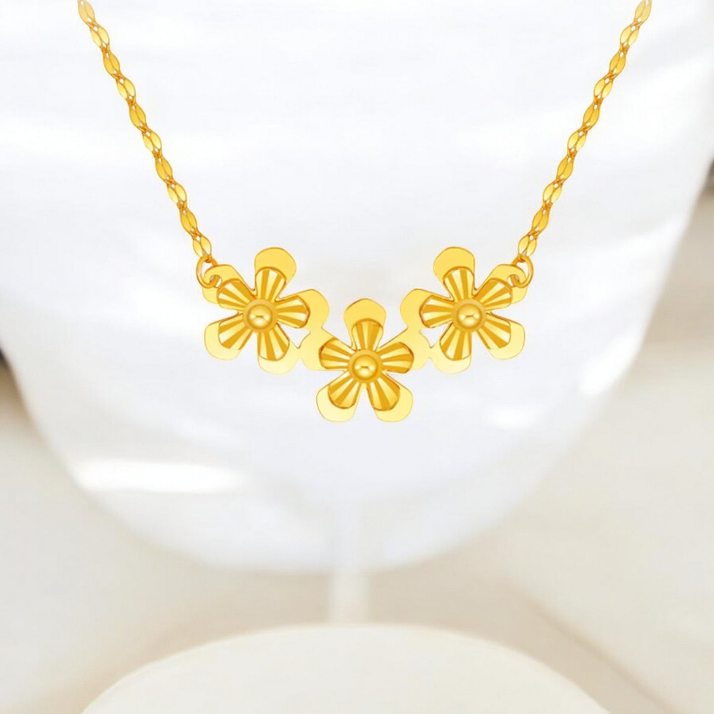18K Gold Flower Daisy Pendant Necklace