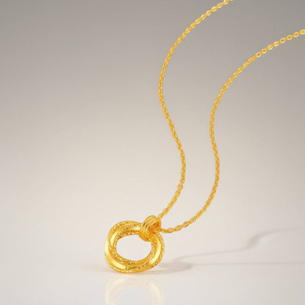 18K Gold Möbius Strip Round Pendant Necklace