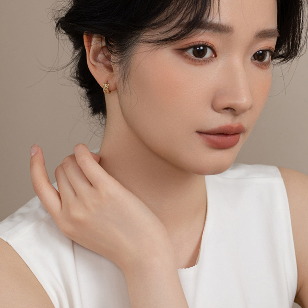 Gypsophila 18K Gold Sparkle Luxurious Hoop Earring