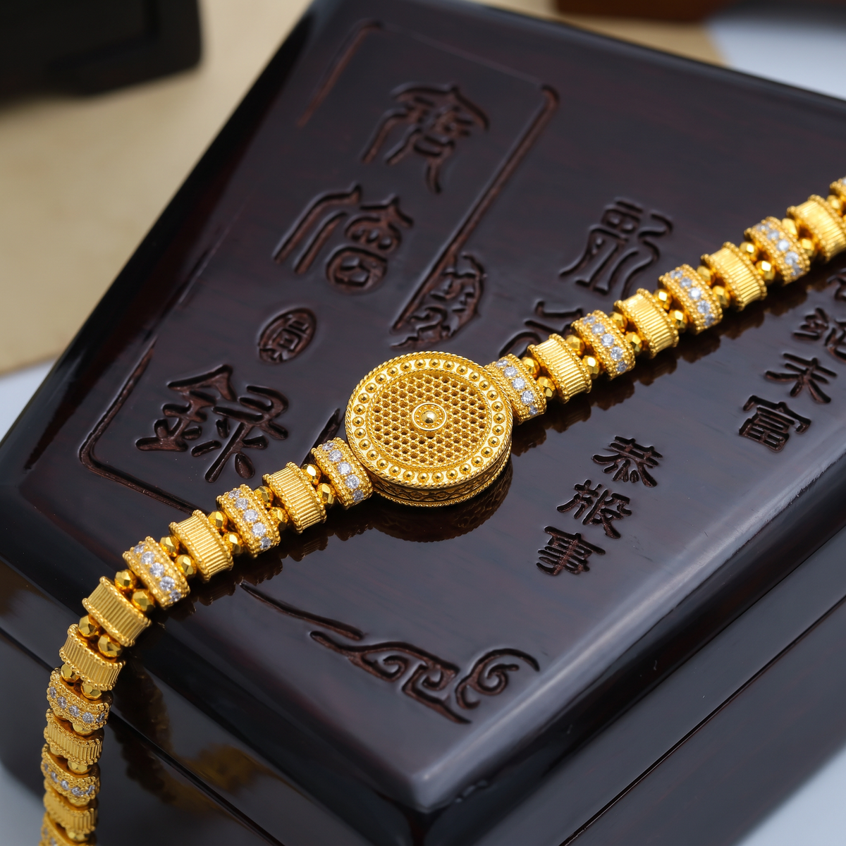 18k Fine Gold Wide Classic Zircon Detail Charm Bracelet