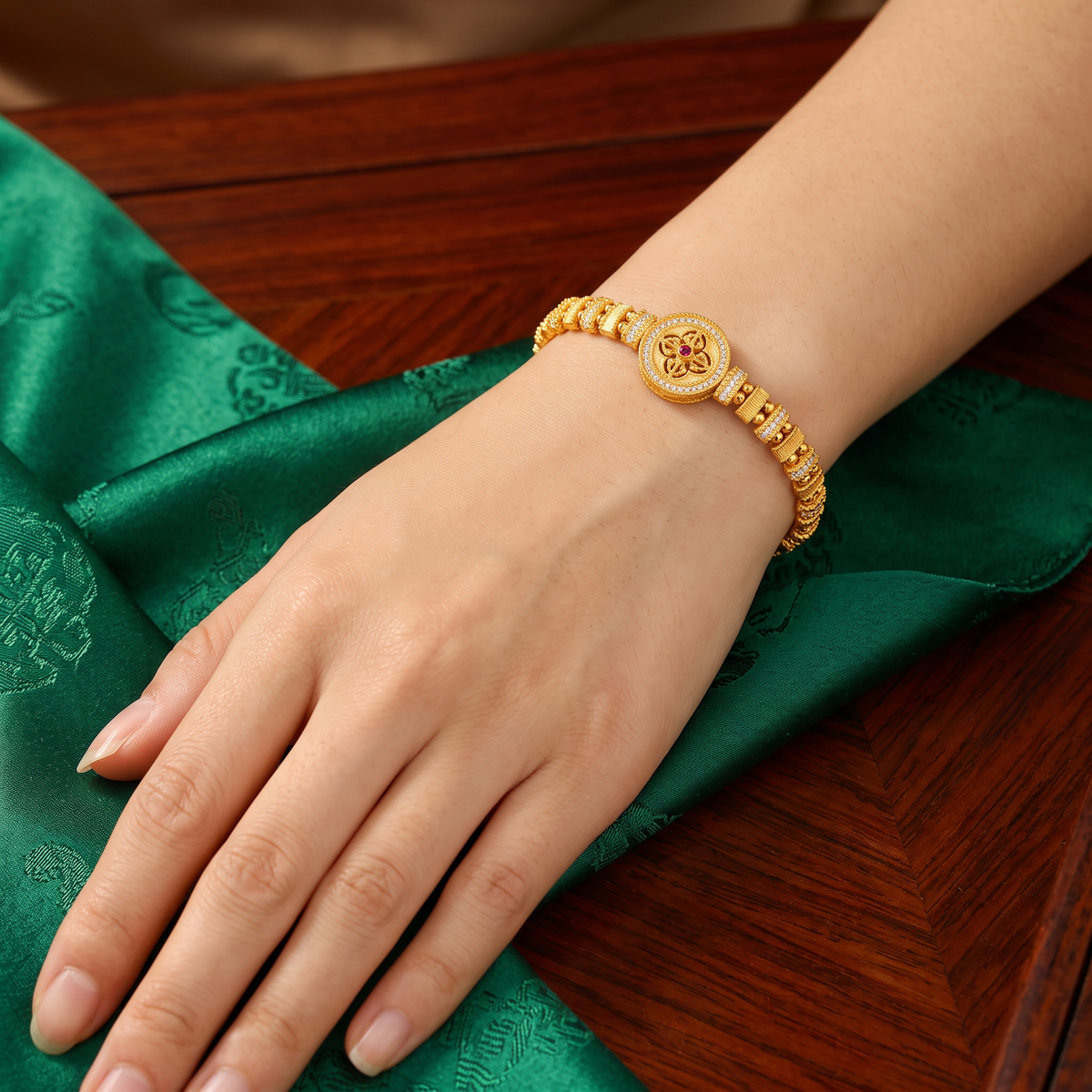 18k Fine Gold Wide Classic Zircon Detail Charm Bracelet